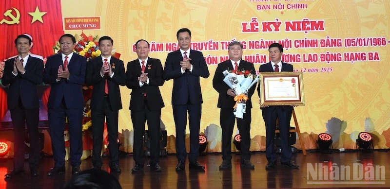 Bí thư Thành ủy Đà Nẵng Lê Ngọc Quang trao Huân chương Lao động hạng Ba cho Ban Nội chính Thành ủy Đà Nẵng. (Ảnh: ANH ĐÀO)