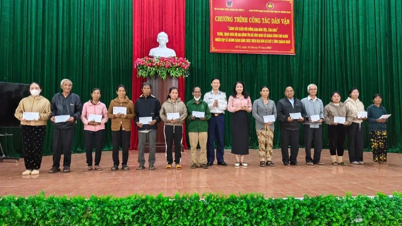 Đoàn công tác thăm, tặng quà đồng bào dân tộc, tôn giáo tỉnh Quảng Ngãi nhân dịp Giáng sinh.