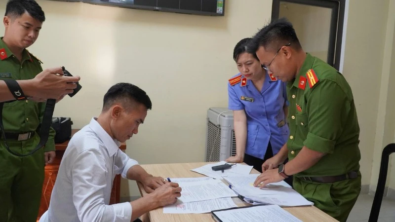 Nguyễn Văn Hoàng tại thời điểm làm việc với cơ quan chức năng. (Ảnh: Công an cung cấp)