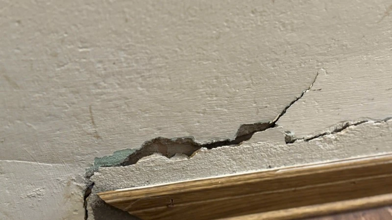 Nhiều vết nứt xuất hiện khiến người dân lo lắng