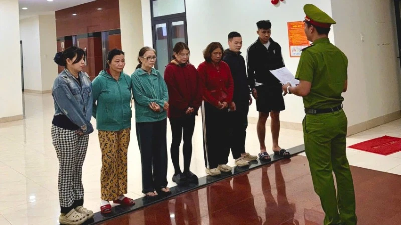 Các đối tượng trong đường dây đánh bạc tại cơ quan điều tra. (Ảnh: Công an cung cấp)