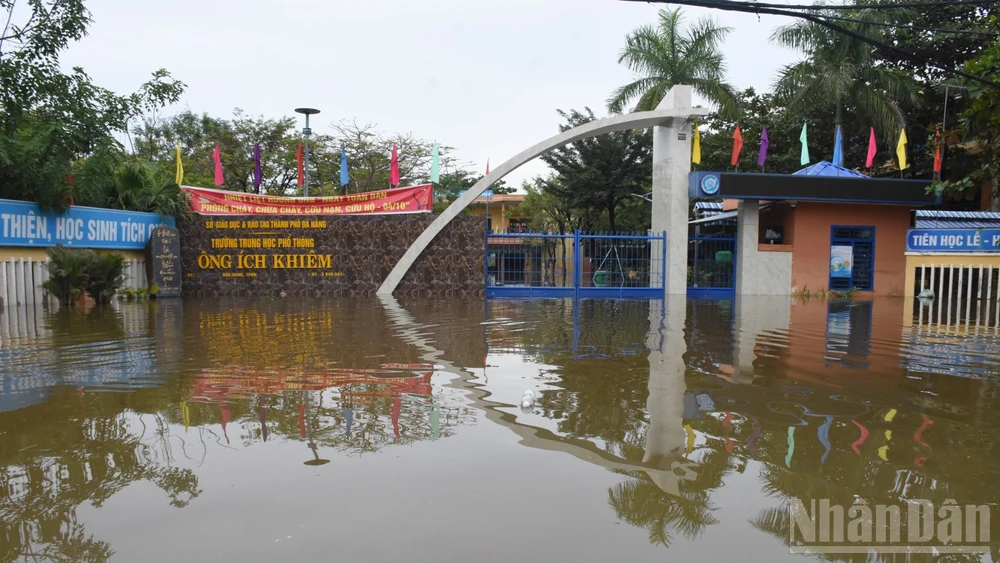 Nước lũ tiếp tục dâng cao khiến toàn bộ khu vực thôn Cẩm Toại Trung, xã Hòa Vang ngập sâu trở lại từ tối 2/11. (Ảnh: ANH ĐÀO)