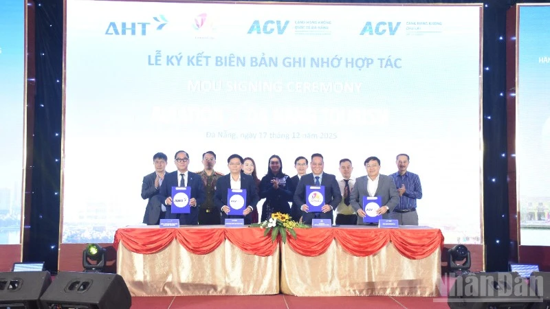 Sở Văn hóa, Thể thao và Du lịch Đà Nẵng ký kết biên bản với các đơn vị hàng không. (Ảnh: ANH ĐÀO)