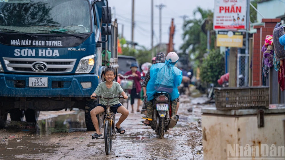 Những nụ cười trên đường làng đã dần trở lại.
