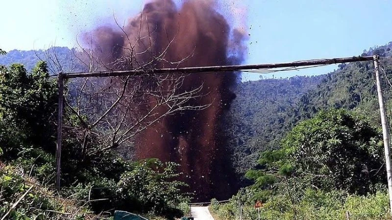 Lực lượng chức năng hủy nổ thành công quả bom có trọng lượng khoảng 1,2 tấn.