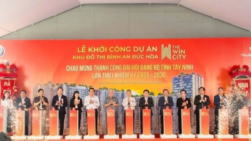 Lãnh đạo, nguyên lãnh đạo tỉnh qua các thời kỳ ấn nút khởi công khu đô thị nhà ở 9.200 tỷ đồng.