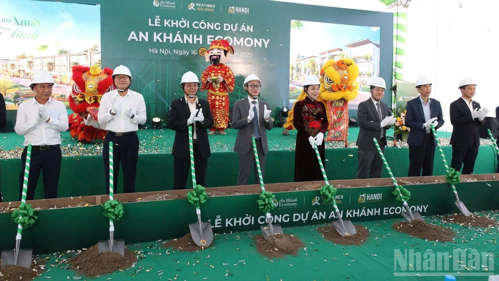 Các đại biểu làm nghi lễ khởi công dự án. (Ảnh: HNV)