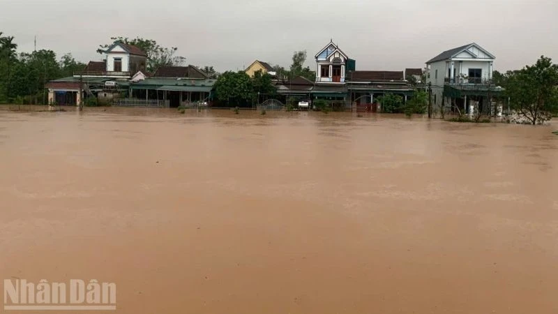 Nhiều khu vực dân cư vùng hạ du hồ Kẻ Gỗ bị chìm trong biển nước.