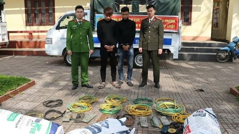 Các đối tượng và tang vật vụ án.