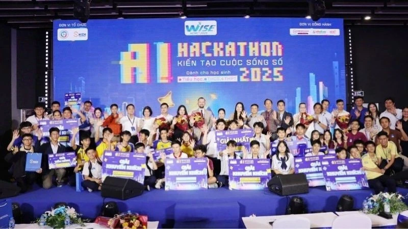 Các đội đoạt giải chụp ảnh lưu niệm cùng Ban tổ chức.