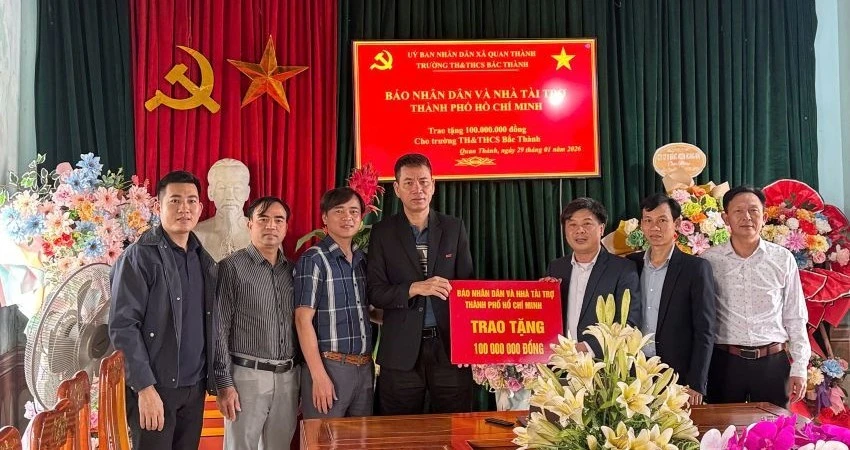 Đại diện Báo Nhân Dân tại Nghệ An trao tặng 100 triệu đồng cho Trường tiểu học và trung học cơ sở Bắc Thành.