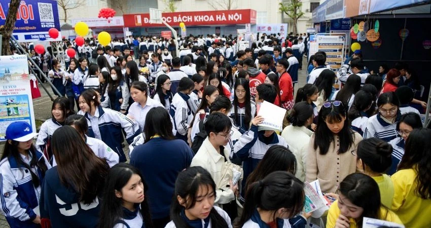 Hàng nghìn học sinh đội mưa đến tham gia chương trình trong sáng 17/1.