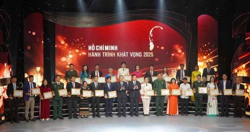 Chương trình đã tôn vinh 32 điển hình tiêu biểu là các tập thể, cá nhân tiêu biểu.