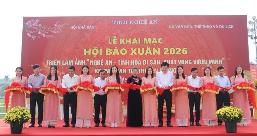 Các đại biểu cắt băng khai mạc Hội Báo Xuân Bính Ngọ 2026.