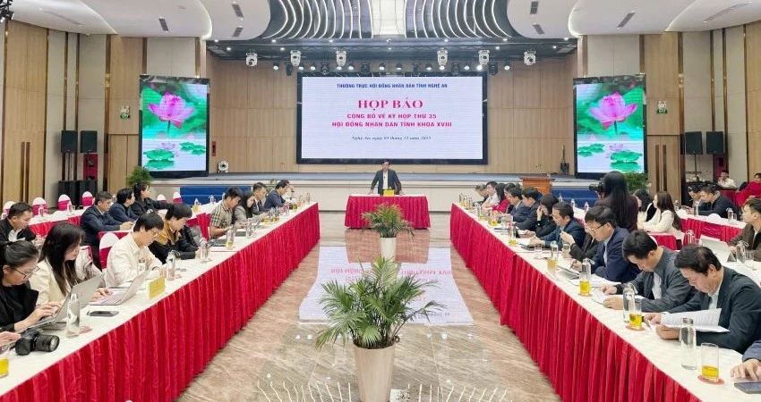 Quang cảnh buổi họp báo.