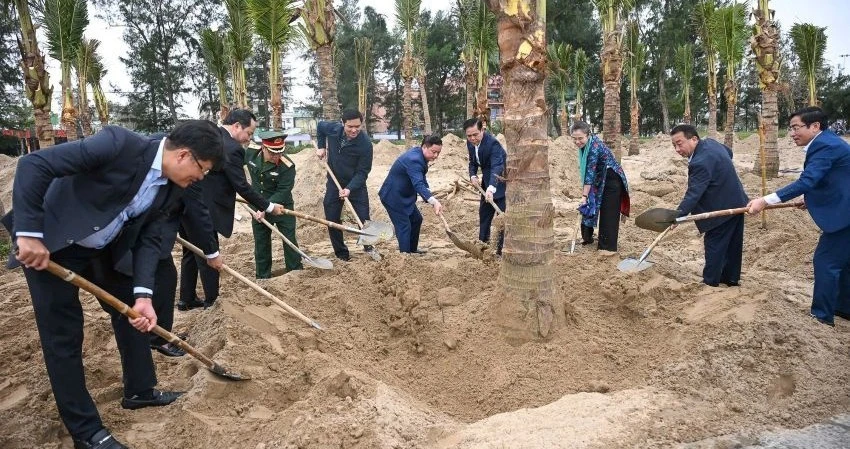 Các đồng chí lãnh đạo tỉnh Nghệ An, Quân khu 4, các sở, ngành, đoàn thể, địa phương trồng cây xanh tại bãi biển Cửa Lò.