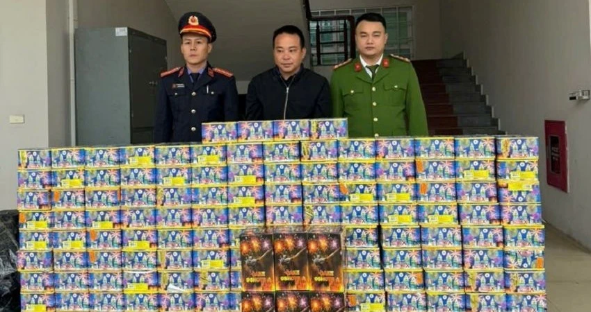 Đối tượng Tăng Văn Duẩn cùng số tang vật tại Cơ quan Công an.