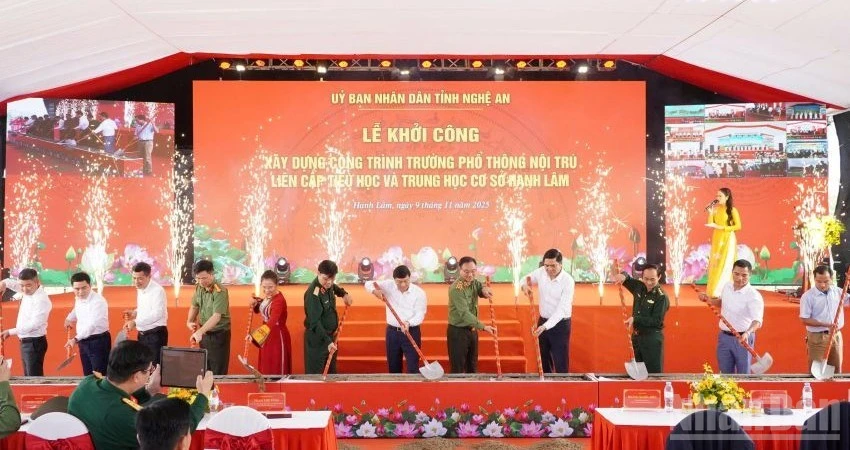 Các đại biểu thực hiện nghi thức khởi công điểm trường.