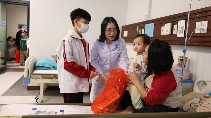 Chương trình thiện nguyện “Tết sẻ chia năm 2026” được tổ chức nhằm mang không khí ấm áp đầu Xuân, động viên tinh thần các bệnh nhi đang điều trị nội trú, đồng thời lan tỏa giá trị nhân ái trong môi trường giáo dục.