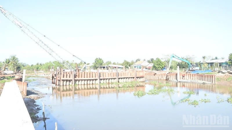 Đồng Tháp triển khai nhanh các cống ngăn mặn dọc theo sông Tiền.