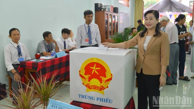 Đồng chí Châu Thị Mỹ Phương, Phó Bí thư Tỉnh ủy, Chủ tịch Hội đồng nhân dân tỉnh Đồng Tháp bỏ phiếu bầu cử tại Khu phố 22, phường Đạo Thạnh, tỉnh Đồng Tháp.