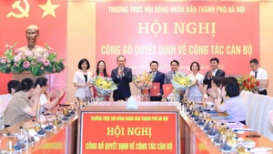 Chủ tịch Hội đồng nhân dân thành phố Hà Nội Nguyễn Ngọc Tuấn chúc mừng các đồng chí nhận nhiệm vụ mới. 