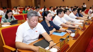 Đại biểu Hội đồng nhân dân thành phố Hà Nội biểu quyết thông qua các chương trình, Nghị quyết tại kỳ họp thứ 25.