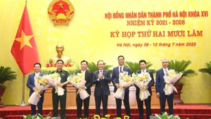Chủ tịch Hội đồng nhân dân thành phố Hà Nội Nguyễn Ngọc Tuấn chúc mừng các đồng chí nhận nhiệm vụ mới.