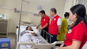 Đại diện Trung ương Hội Chữ thập đỏ Việt Nam thăm hỏi, hỗ trợ nạn nhân vụ lật tàu du lịch tại Vịnh Hạ Long.