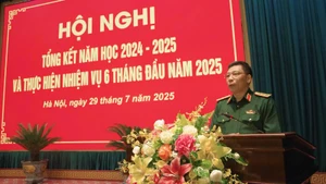 Thượng tướng Trần Việt Khoa, Ủy viên Trung ương Đảng, Giám đốc Học viện Quốc phòng, chủ trì hội nghị.
