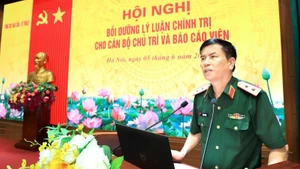 Trung tướng Đỗ Văn Thiện, Bí thư Đảng ủy, Chính ủy Tổng cục Hậu cần-Kỹ thuật phát biểu khai mạc hội nghị.