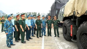 Đoàn công tác Tổng cục Hậu cần-Kỹ thuật kiểm tra trang thiết bị, phương tiện. 