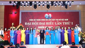 Đồng chí Đỗ Văn Chiến tặng hoa chúc mừng Ban Chấp hành Đảng bộ Trung ương Hội Liên hiệp Phụ nữ Việt Nam, nhiệm kỳ 2025-2030. 