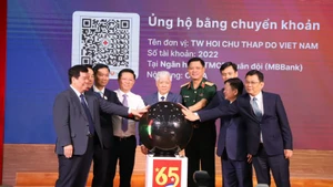Chủ tịch Ủy ban Trung ương Mặt trận Tổ quốc Việt Nam Đỗ Văn Chiến cùng các đại biểu bấm nút phát động chương trình. 