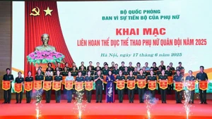 Thứ trưởng Bộ Quốc phòng Lê Huy Vịnh và Chủ tịch Hội Liên hiệp Phụ nữ Việt Nam Nguyễn Thị Tuyến trao cờ lưu niệm cho các cơ quan, đơn vị tham gia Liên hoan.