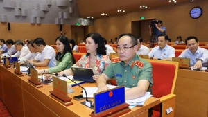 Đại biểu Hội đồng nhân dân thành phố Hà Nội bấm biểu quyết thông qua chủ trương thực hiện dự án.