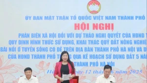 Chủ tịch Ủy ban Mặt trận Tổ quốc Việt Nam thành phố Hà Nội Nguyễn Lan Hương chủ trì Hội nghị.