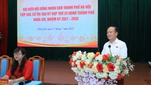 Chủ tịch Hội đồng nhân dân thành phố Nguyễn Ngọc Tuấn trao đổi với cử tri 3 phường.