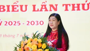 Chủ tịch Ủy ban Mặt trận Tổ quốc Việt Nam thành phố Hà Nội Nguyễn Lan Hương phát biểu tại Đại hội.