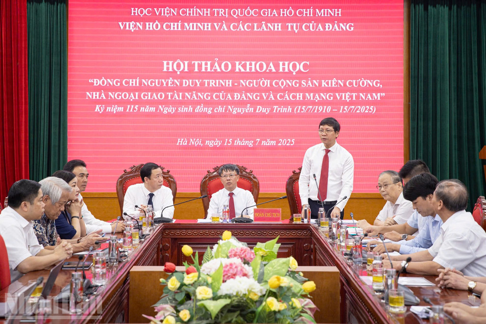 Phó Giáo sư, Tiến sĩ Lý Việt Quang, Viện trưởng Viện Hồ Chí Minh và các lãnh tụ của Đảng phát biểu tại hội thảo. (Ảnh: SƠN TÙNG) ndo_bl_z6805560069455-eab9a0fdfe11668298e2bd323cba02ed.jpg