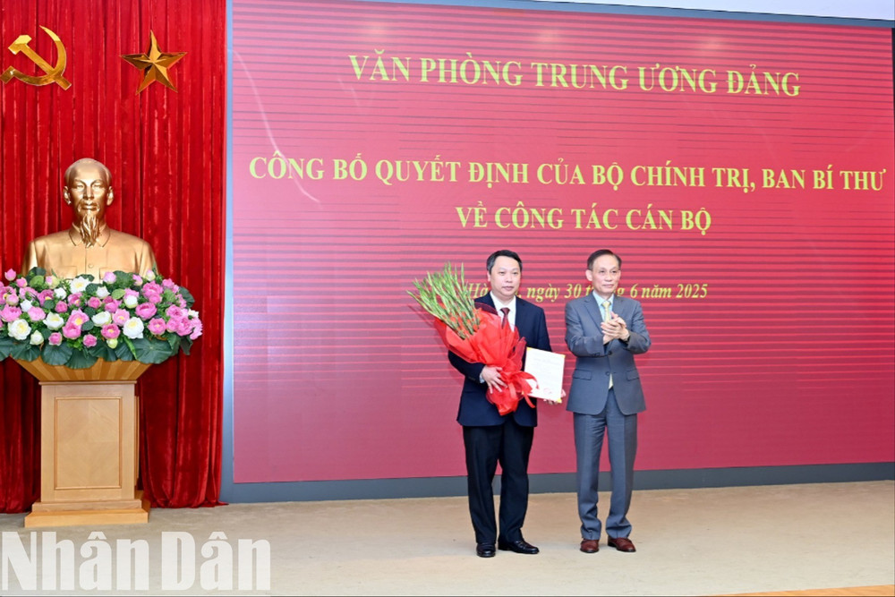 Chánh Văn phòng Trung ương Lê Hoài Trung trao quyết định của Ban Bí thư điều động giữ chức Ủy viên chuyên trách Ban Chỉ đạo Trung ương về phát triển khoa học, công nghệ, đổi mới sáng tạo và chuyển đổi số cho đồng chí Nguyễn Huy Dũng. (Ảnh: ĐĂNG KHOA) a4-bnd-0977-3284.jpg