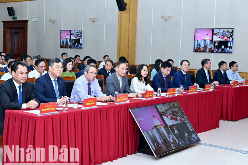 Các đại biểu dự hội nghị công bố quyết định của Bộ Chính trị, Ban Bí thư về công tác cán bộ. (Ảnh: ĐĂNG KHOA) a1-bnd-0945-5021.jpg