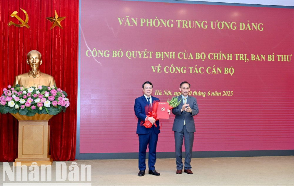 Đồng chí Lê Hoài Trung, Bí thư Trung ương Đảng, Chánh Văn phòng Trung ương trao quyết định của Bộ Chính trị điều động, bổ nhiệm giữ chức Phó Chánh Văn phòng Trung ương Đảng cho đồng chí Đặng Khánh Toàn. (Ảnh: ĐĂNG KHOA) a3-bnd-0969-5552.jpg