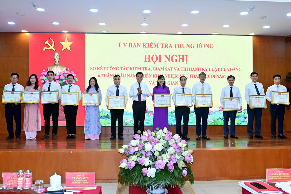 Đồng chí Trần Tiến Hưng, Ủy viên Trung ương Đảng, Phó Chủ nhiệm Ủy ban Kiểm tra Trung ương trao Bằng khen của Ủy ban Kiểm tra Trung ương tặng các cá nhân có thành tích xuất sắc tiêu biểu năm 2025. (Ảnh: ĐĂNG KHOA) bang-khen-3.jpg