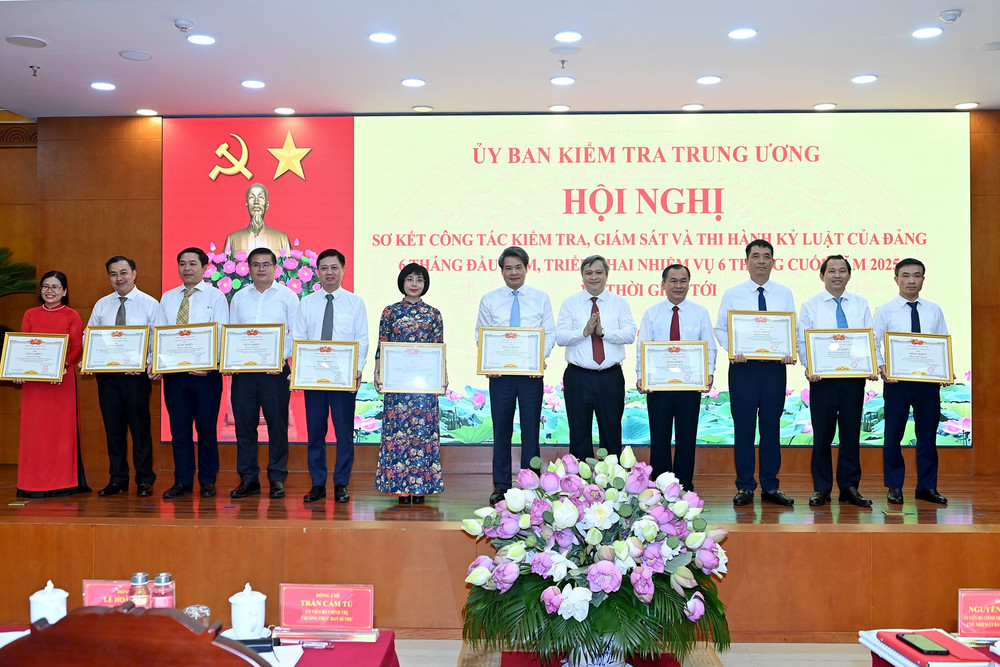Đồng chí Trần Tiến Hưng, Ủy viên Trung ương Đảng, Phó Chủ nhiệm Ủy ban Kiểm tra Trung ương trao Bằng khen của Ủy ban Kiểm tra Trung ương tặng các cá nhân có thành tích xuất sắc tiêu biểu năm 2025. (Ảnh: ĐĂNG KHOA) bang-khen-uy-ban-2.jpg