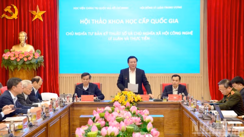 Đồng chí Nguyễn Xuân Thắng, Ủy viên Bộ Chính trị, Giám đốc Học viện Chính trị quốc gia Hồ Chí Minh, Chủ tịch Hội đồng Lý luận Trung ương phát biểu tại Hội thảo. (Ảnh: PHẠM CƯỜNG)