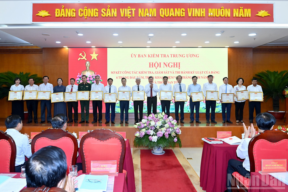 Đồng chí Trần Văn Rón, Ủy viên Trung ương Đảng, Phó Chủ nhiệm Thường trực Ủy ban Kiểm tra Trung ương trao Bằng khen của Ủy ban Kiểm tra Trung ương tặng các tập thể có thành tích xuất sắc tiêu biểu trong nhiệm kỳ 2021-2026. (Ảnh: ĐĂNG KHOA) ndo_br_bang-khen-uy-ban.jpg