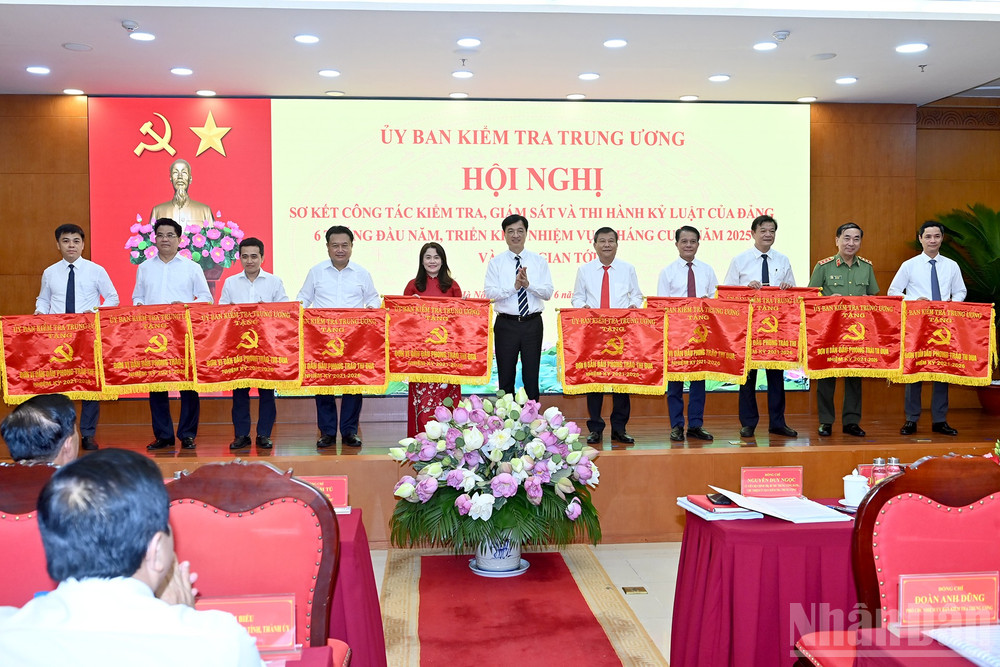 Đồng chí Nguyễn Duy Ngọc, Ủy viên Bộ Chính trị, Bí thư Trung ương Đảng, Chủ nhiệm Ủy ban Kiểm tra Trung ương trao cờ thi đua tặng các tập thể có thành tích xuất sắc tiêu biểu trong nhiệm kỳ 2021-2026. (Ảnh: ĐĂNG KHOA) ndo_br_chu-nhiem-trao-co-thi-dua.jpg