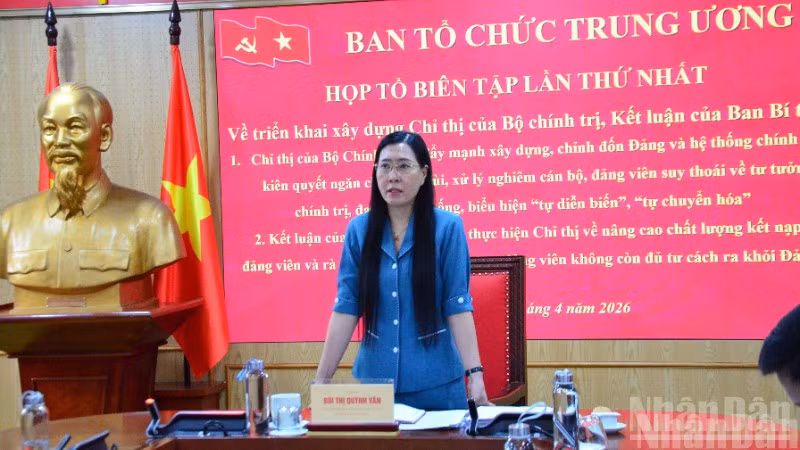 Đồng chí Bùi Thị Quỳnh Vân, Ủy viên Trung ương Đảng, Phó Trưởng ban Tổ chức Trung ương phát biểu tại cuộc họp. (Ảnh: PHẠM CƯỜNG)