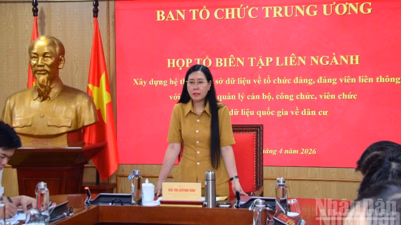 Đồng chí Bùi Thị Quỳnh Vân, Ủy viên Trung ương Đảng, Phó Trưởng ban Tổ chức Trung ương phát biểu tại cuộc họp. (Ảnh PHẠM CƯỜNG)